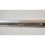 Compensateur pour joint chrome de baguette